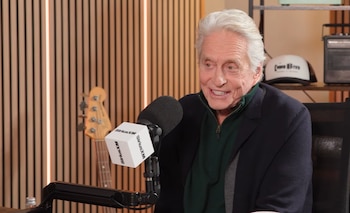 Un hombre de cabello canoso vestido con chaqueta oscura habla frente a un micrófono con el logotipo de SiriusXM en una sala