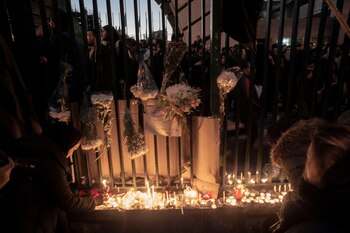 Manifestantes rinden tributo a las