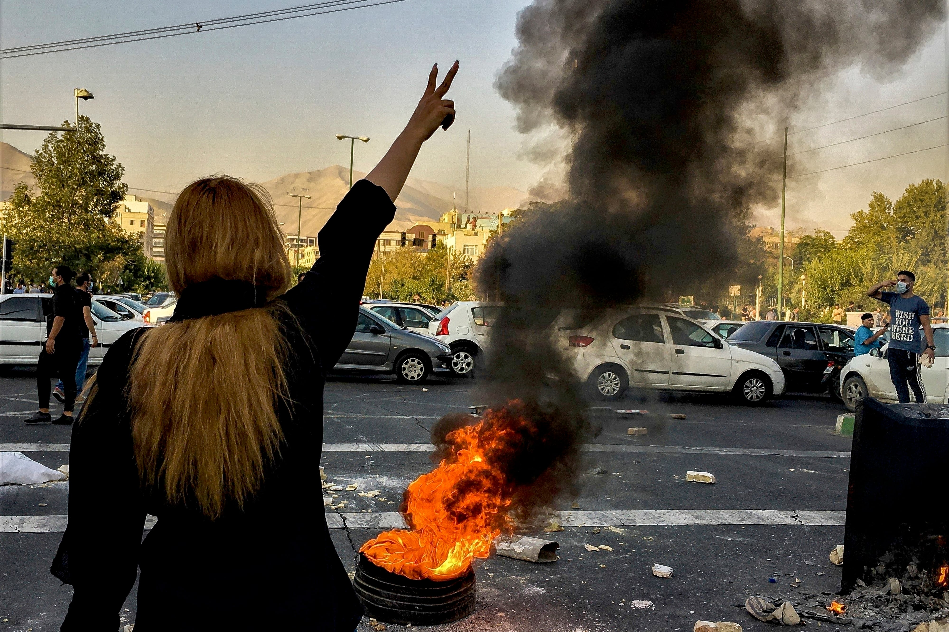 El funeral de Mahsa Amini en Saqqez impulsó protestas en todo Irán bajo la consigna Mujer, Vida, Libertad (AP)