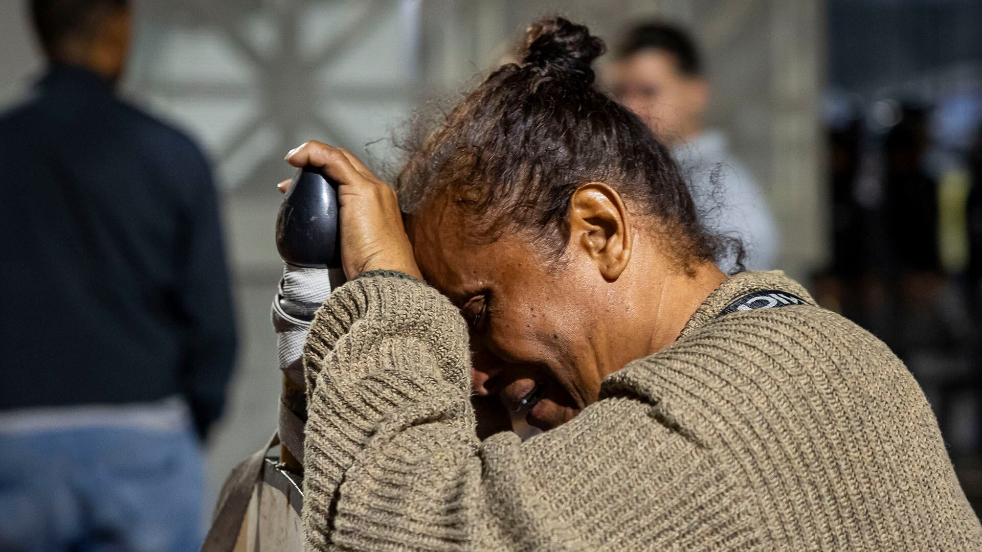 Una persona llora en las inmediaciones de la Zona 7 de la Policía Nacional Bolivariana este lunes en Caracas (EFE/Miguel Gutiérrez)