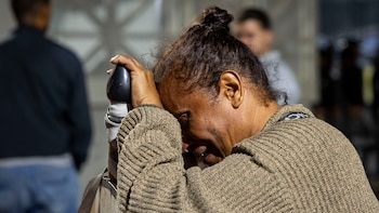 Una persona llora en las