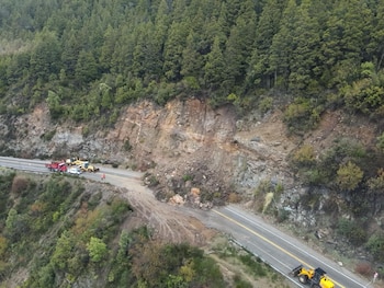 El operativo por el derrumbe en la Ruta 40 reúne a Vialidad Nacional, Parques Nacionales, Gendarmería, la Policía del Neuquén y organismos provinciales y municipales