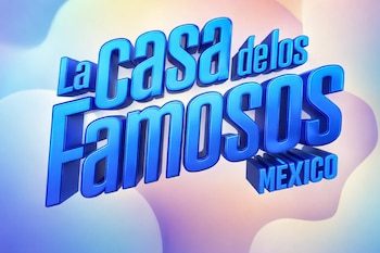 Logo tridimensional del programa La Casa de los Famosos México con letras grandes y gruesas en azul brillante sobre un fondo abstracto y borroso.