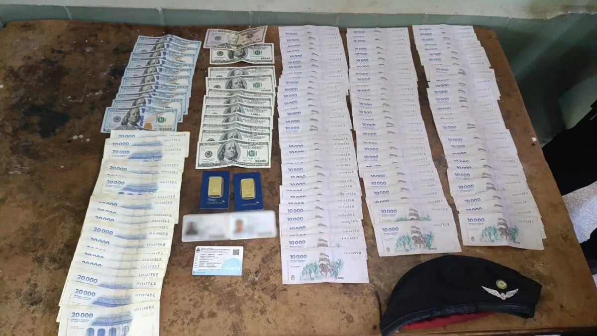 Los agentes secuestraron pesos, dólares y dos lingotes de oro (Foto: airedesantafe)