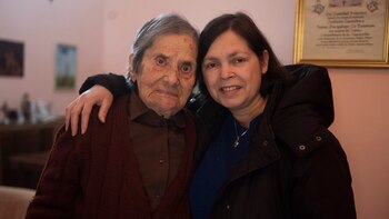 Con su vecina y amiga,