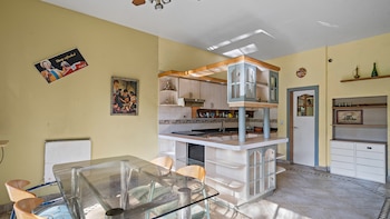 Con cocina y comedor diario,