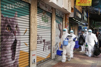 Trabajadores sanitarios en el distrito Mong Kok (REUTERS/Lam Yik)