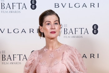 La actriz Rosamund Pike detuvo la ovación final de Inter Alia en Londres para reprender el uso de un móvil durante una escena clave - REUTERS/Isabel Infantes
