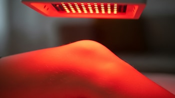 Cómo funciona la luz roja para aliviar el dolor de rodilla y cuáles son los riesgos?