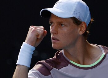 Sinner celebra un punto contra