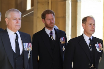 El príncipe Andrés, quien junto con el príncipe Harry fue el único miembro de la realeza en el funeral que estuvo en servicio activo, lució la Medalla del Atlántico Sur 1982 con Rosette, que le fue otorgada después de pilotar helicópteros en la Guerra de las Malvinas