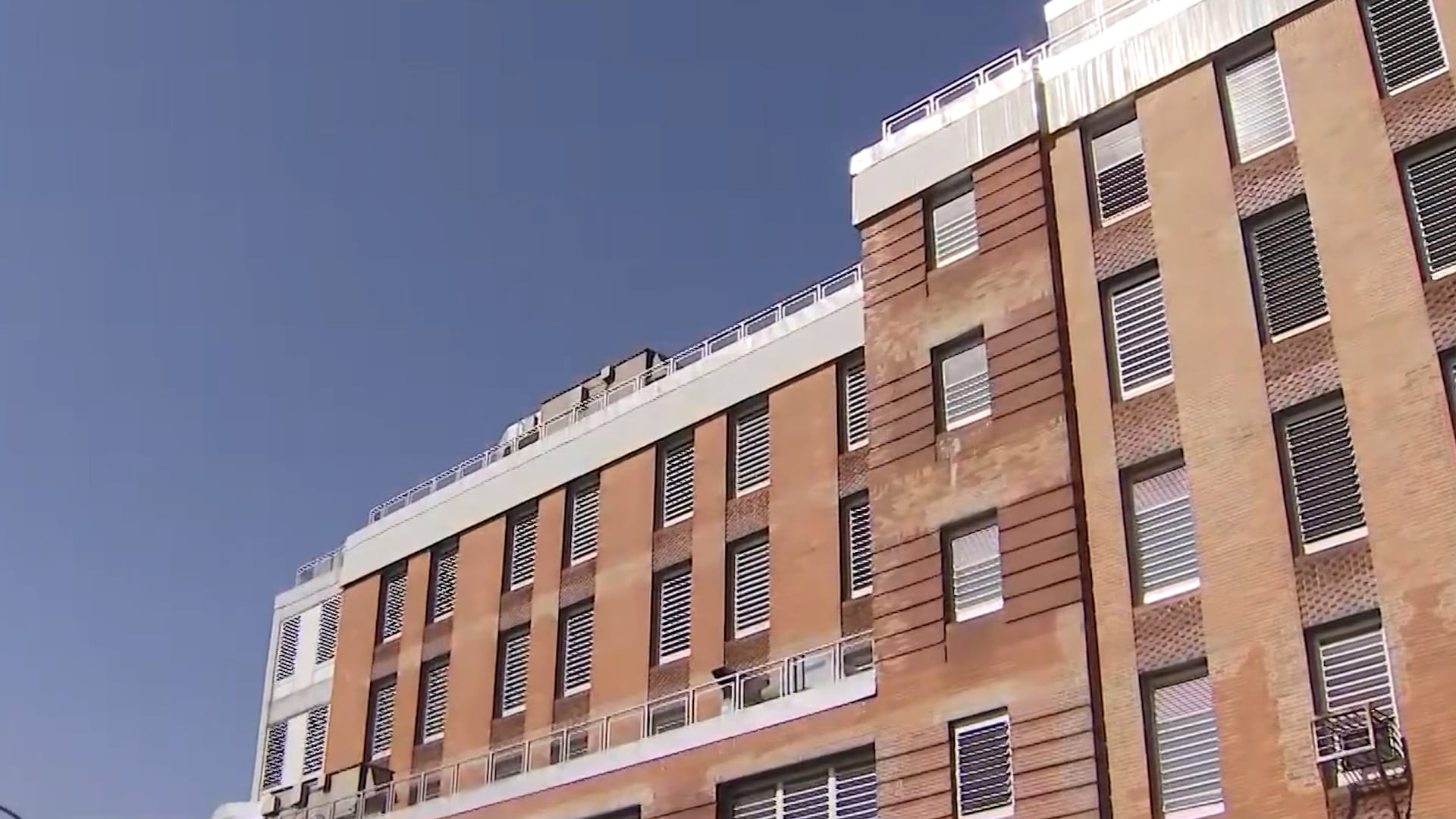 La ciudad de Nueva York trasladó a los últimos 223 reclusos con necesidades médicas complejas fuera de Rikers Island tras crear una nueva unidad terapéutica