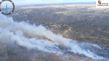 Confinan Ricobayo y cortan dos carreteras por el fuego de Villalcampo (Zamora)