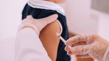 Mendoza: denunciaron un esquema de certificados truchos de vacunación que compraban padres “antivacunas”