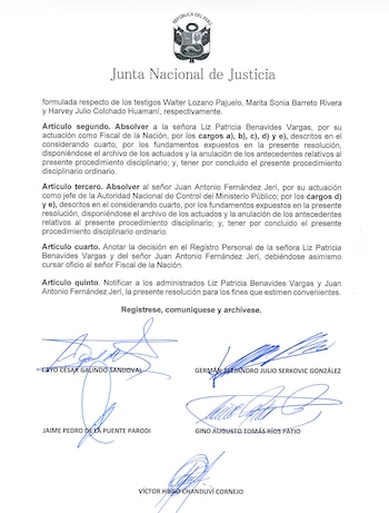 Primer plano de la resolución oficial de la Junta Nacional de Justicia de Perú, mostrando texto impreso y múltiples firmas azules manuscritas