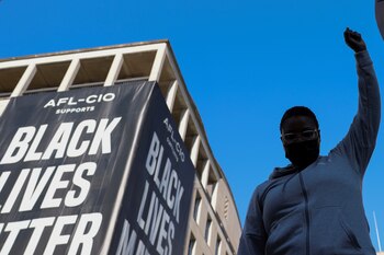 Un hombre levanta su puño