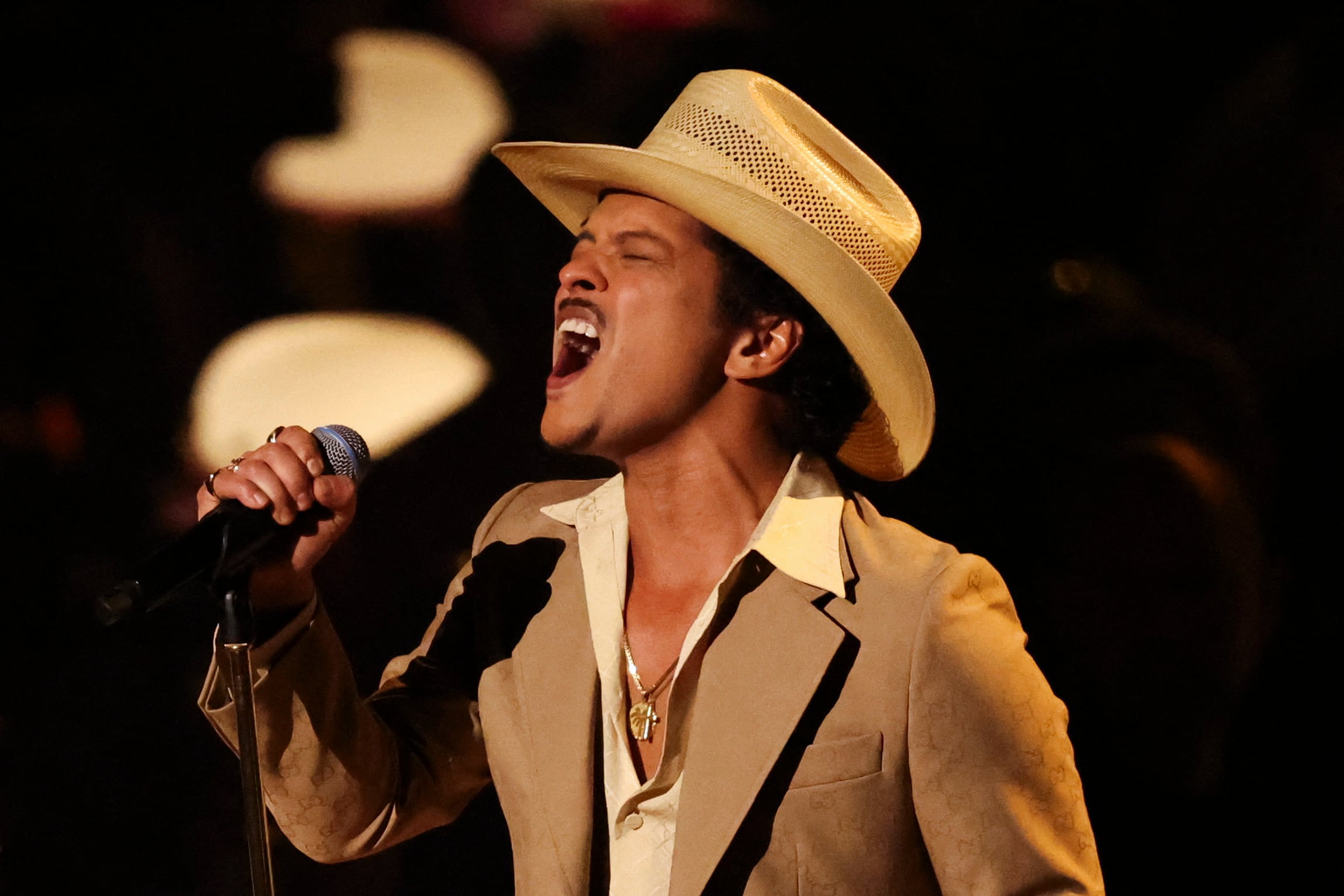 Bruno Mars explicó que en sus shows de Las Vegas obligó a guardar los teléfonos en fundas selladas para evitar que el público viera el concierto a través de una pantalla. (REUTERS/Mario Anzuoni)