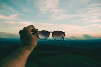 Las gafas de sol deben estar homologadas, tener el certificado europeo y haber superado un control sanitario (Pxhere)