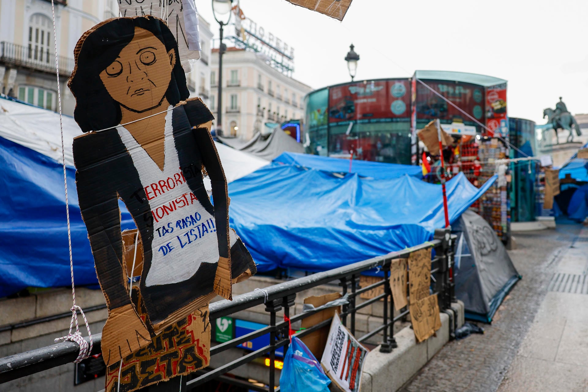 Una efigie de la presidenta regional madrileña, Isabel Díaz Ayuso, en una de las tiendas de campaña de la acampada de la Puerta del Sol de los manifestantes en protesta por la crisis de la vivienda.(EFE/ Mariscal)