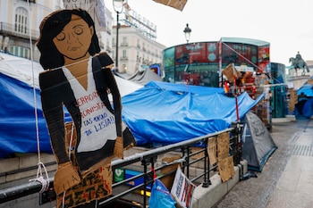Una efigie de la presidenta regional madrileña, Isabel Díaz Ayuso, en una de las tiendas de campaña de la acampada de la Puerta del Sol de los manifestantes en protesta por la crisis de la vivienda.(EFE/ Mariscal)