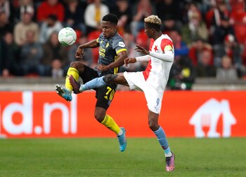 Soccer Football - Europa Conference League - Quarter Final - Second Leg - Slavia Prague v Feyenoord - Sinobo Stadium, Prague, Czech Republic - April 14, 2022 Feyenoord's Luis Sinisterra in action with Slavia Prague's Peter Olayinka REUTERS/David W Cerny