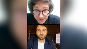 Javier Milei, arriba, con cabello desordenado y gafas, habla a cámara. Abajo, Mauricio Novelli, con barba y blazer, mira a cámara frente a un monitor con gráficos