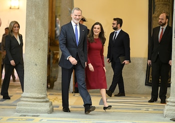 El rey Felipe VI y la reina Letizia llegan a la entrega de los Premios Nacionales del Deporte 2023 y 2024 (José Oliva / Europa Press)