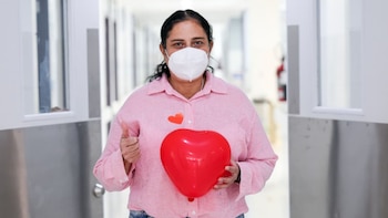 Mujer de 42 años recibe nuevo corazón y deja atrás una enfermedad congénita que amenazaba su vida