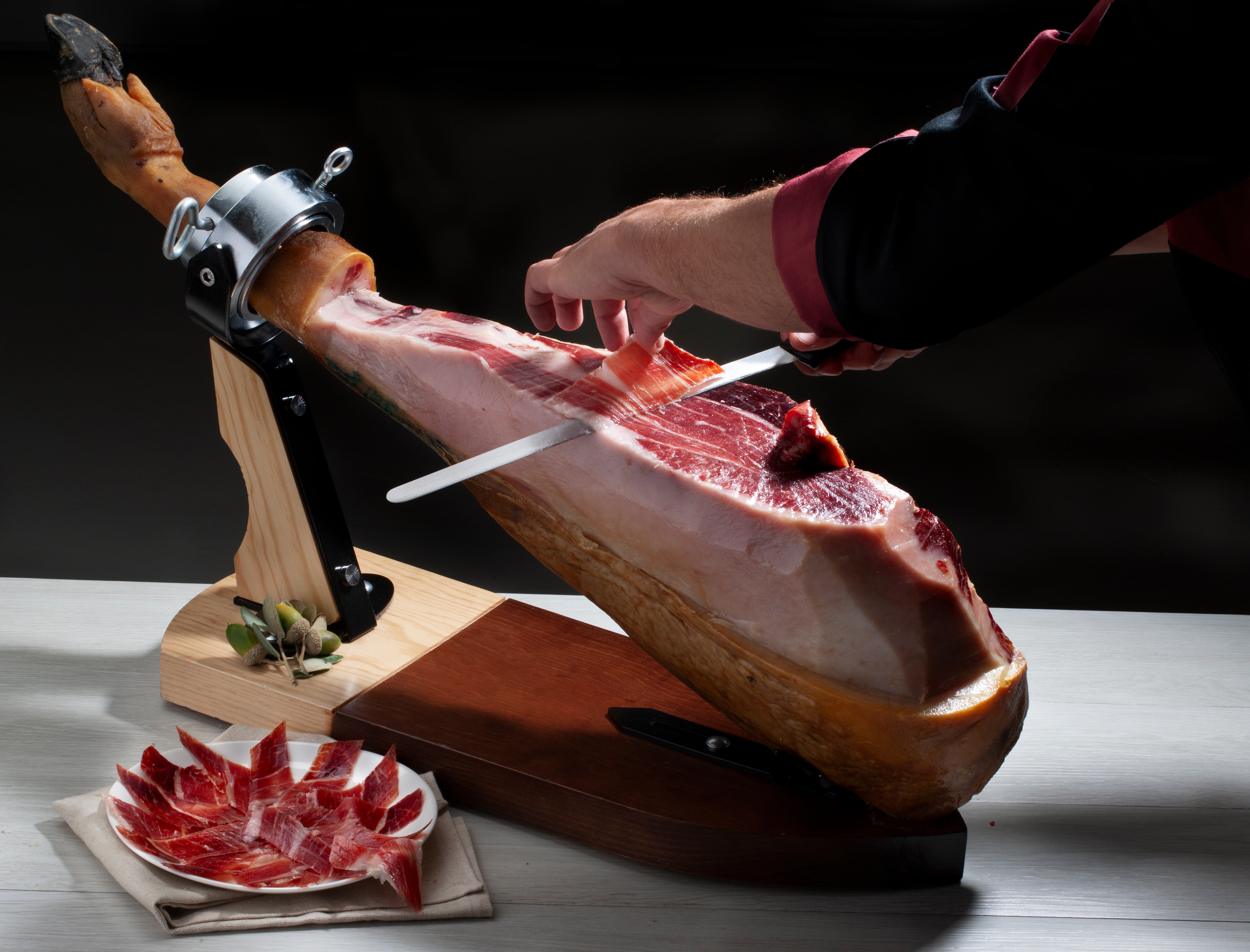 Jamón serrano para la cena de Navidad (Adobe Stock)