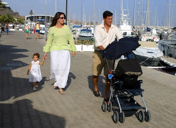La princesa Alexia de Grecia junto a su marido, el arquitecto español Carlos Morales, y sus hijos en Lanzarote. (José Ruiz / Europa Press)