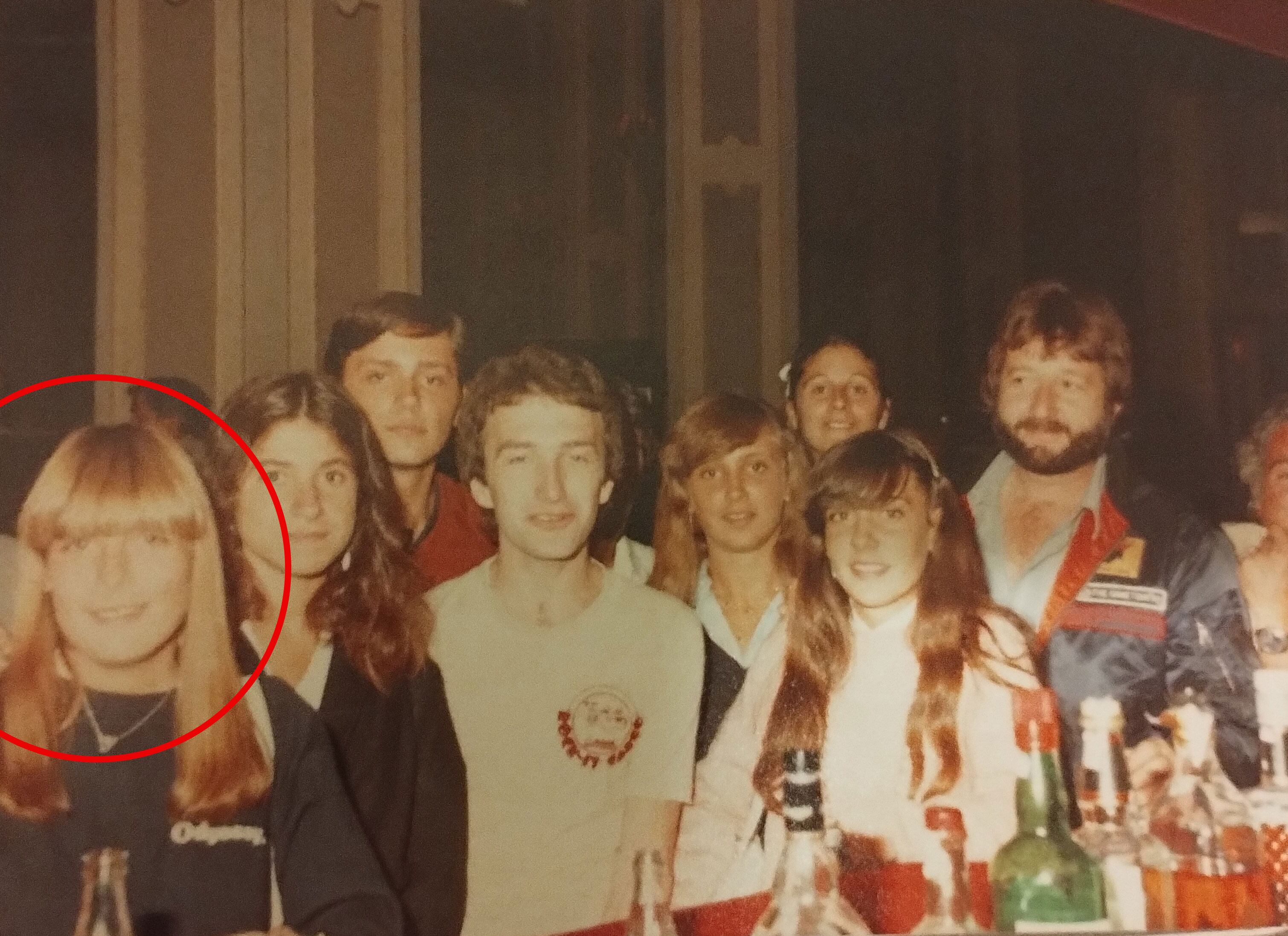 Andrea a metros de John Deacon, bajista de Queen (Foto/@ArianaAndenucci)