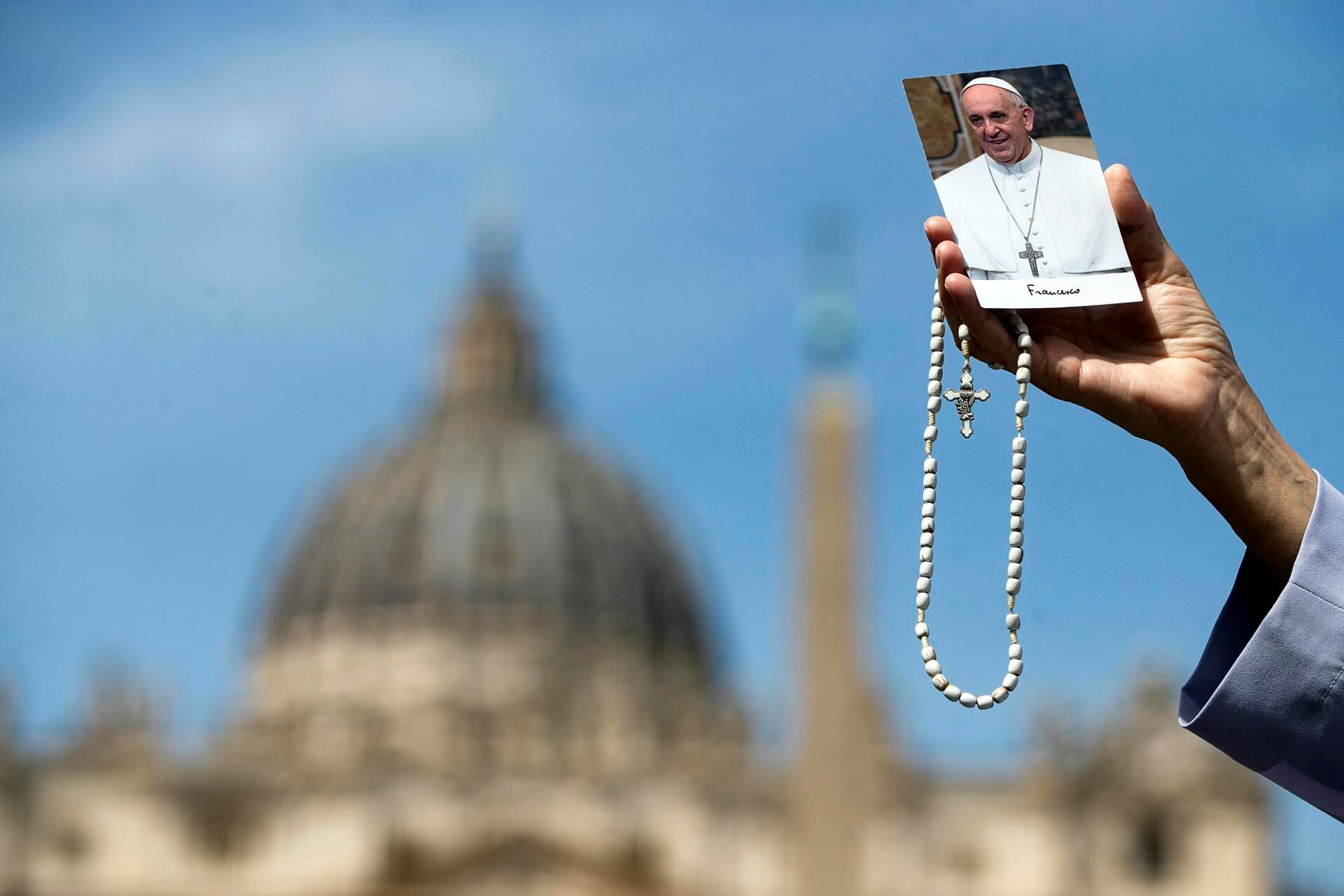 Desde el apóstol Pedro, en el siglo I, a Jorge Bergoglio, la Iglesia reconoce a 266 papas. El sucesor de Francisco será el 267 (EFE/EPA/ANGELO CARCONI)