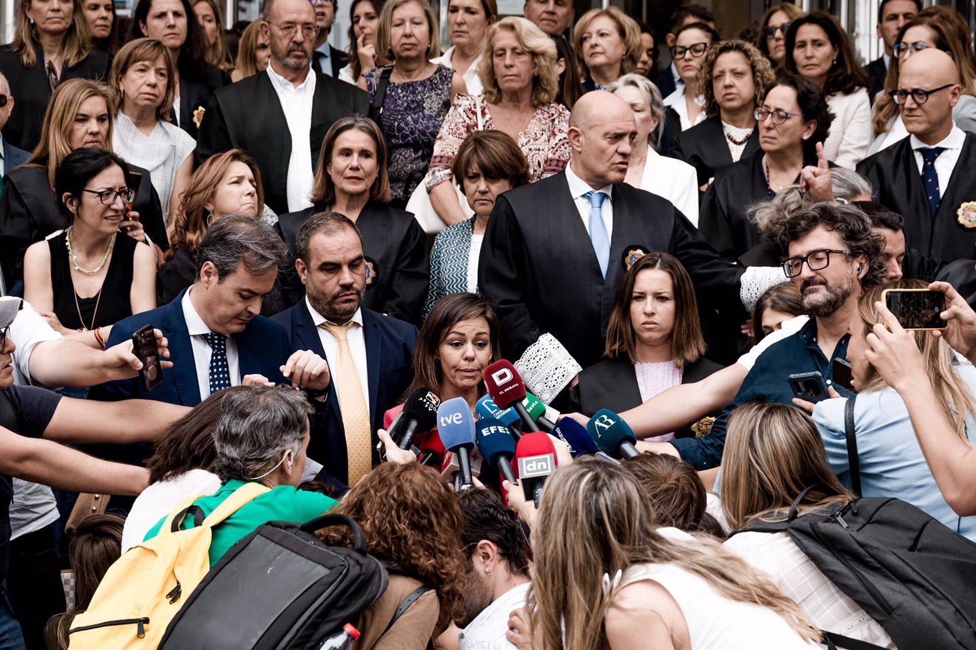 La miembro de la asociación profesional de la Magistratura (APM), Fátima Beardo, y otros jueces y fiscales, durante un paro de diez minutos de asociaciones de jueces y fiscales (Carlos Luján - Europa Press)