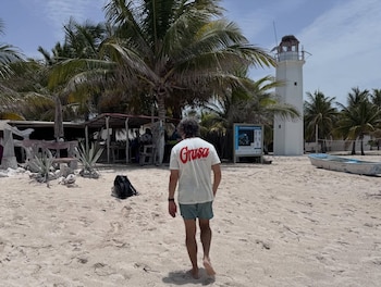 Sbaraglia visitou a praia principal de Holbox, onde fica o farol da ilha