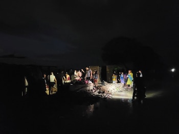 Familias de Santa Lucía permanecen junto a los escombros de sus viviendas tras el colapso provocado por las lluvias y vientos en el sur de Choluteca (Cortesía COPECO).