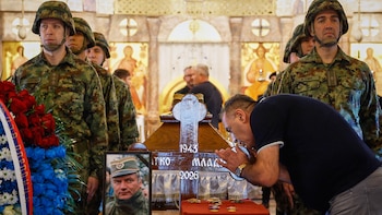 Serbia desafía a la Unión Europea y rinde homenaje público al criminal de guerra Ratko Mladic