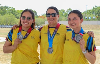 El equipo colombiano de tiro con arco recurvo ganó la medalla de plata en los Juegos Centroamericanos y del Caribe 2026 - crédito Comité Olímpico Colombiano