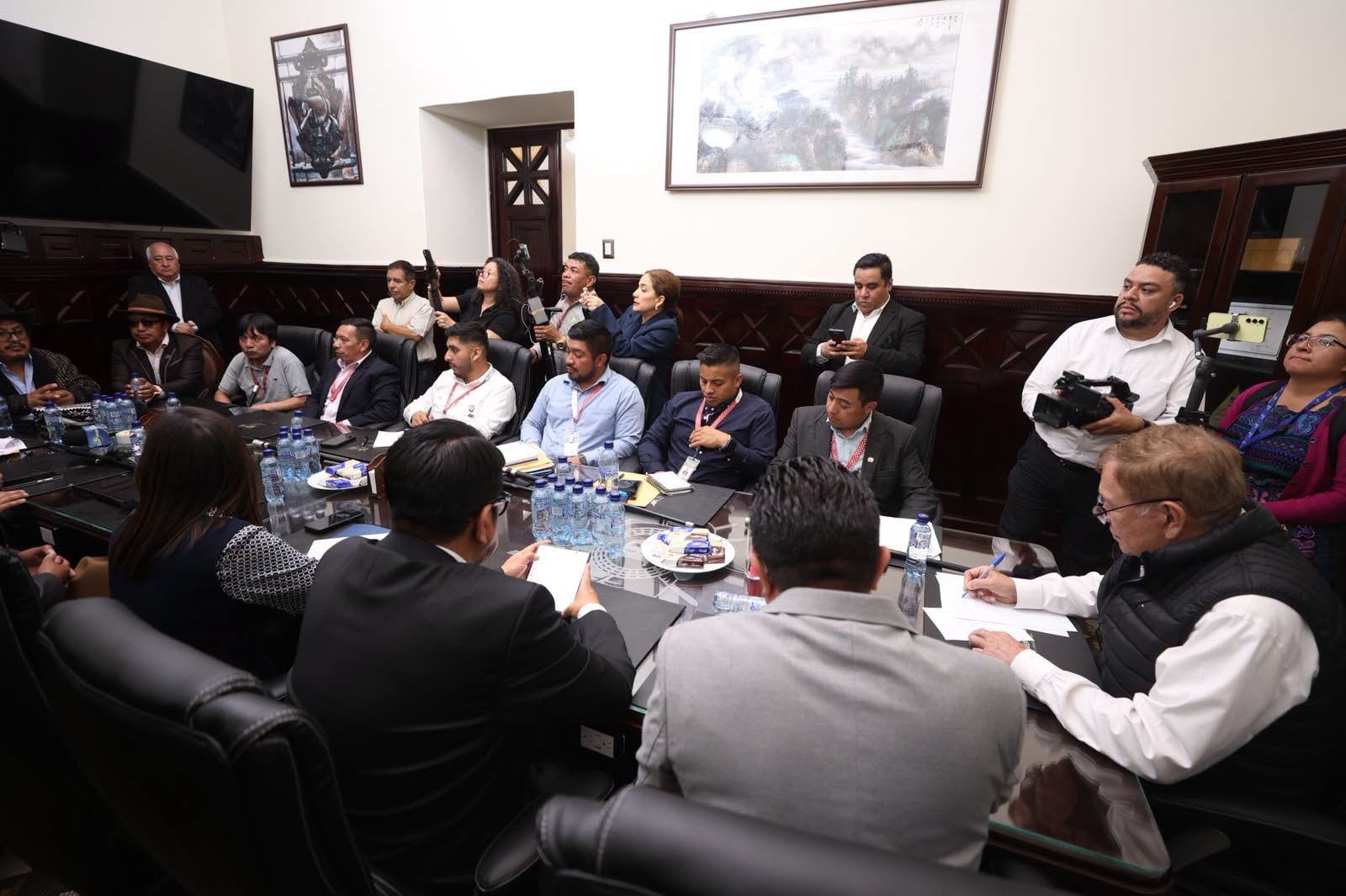 Luis Contreras reunió en el Congreso de Guatemala a diputados y autoridades indígenas de Totonicapán y Sololá para negociar una salida al alza de los combustibles. (Congreso de la República de Guatemala)