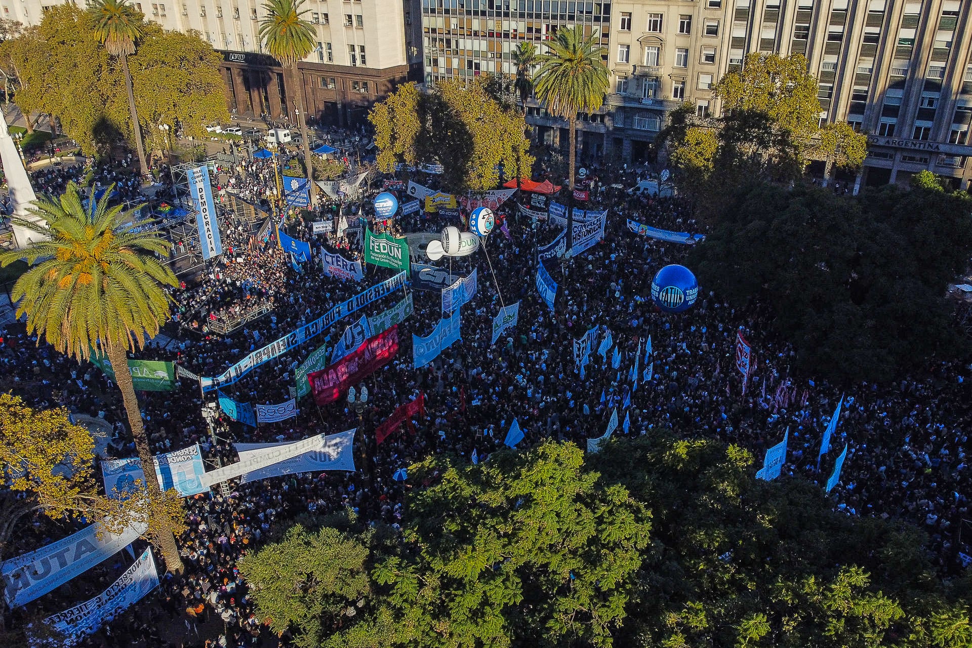 Fotografía aerea de la marcha universtiaria (EFE/ Adan González)
