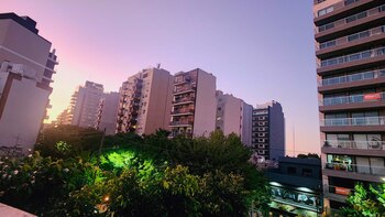 Una zona que combina casas,