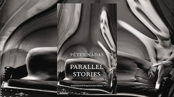 Portada del libro Parallel Stories de Péter Nádas con una fotografía en blanco y negro de figuras distorsionadas y texto centrado.