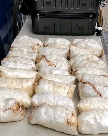 Detienen en Sinaloa a joven que llevaba casi 14 kilos de metanfetamina escondidos en una maleta dentro de un autobús. Cortesía.