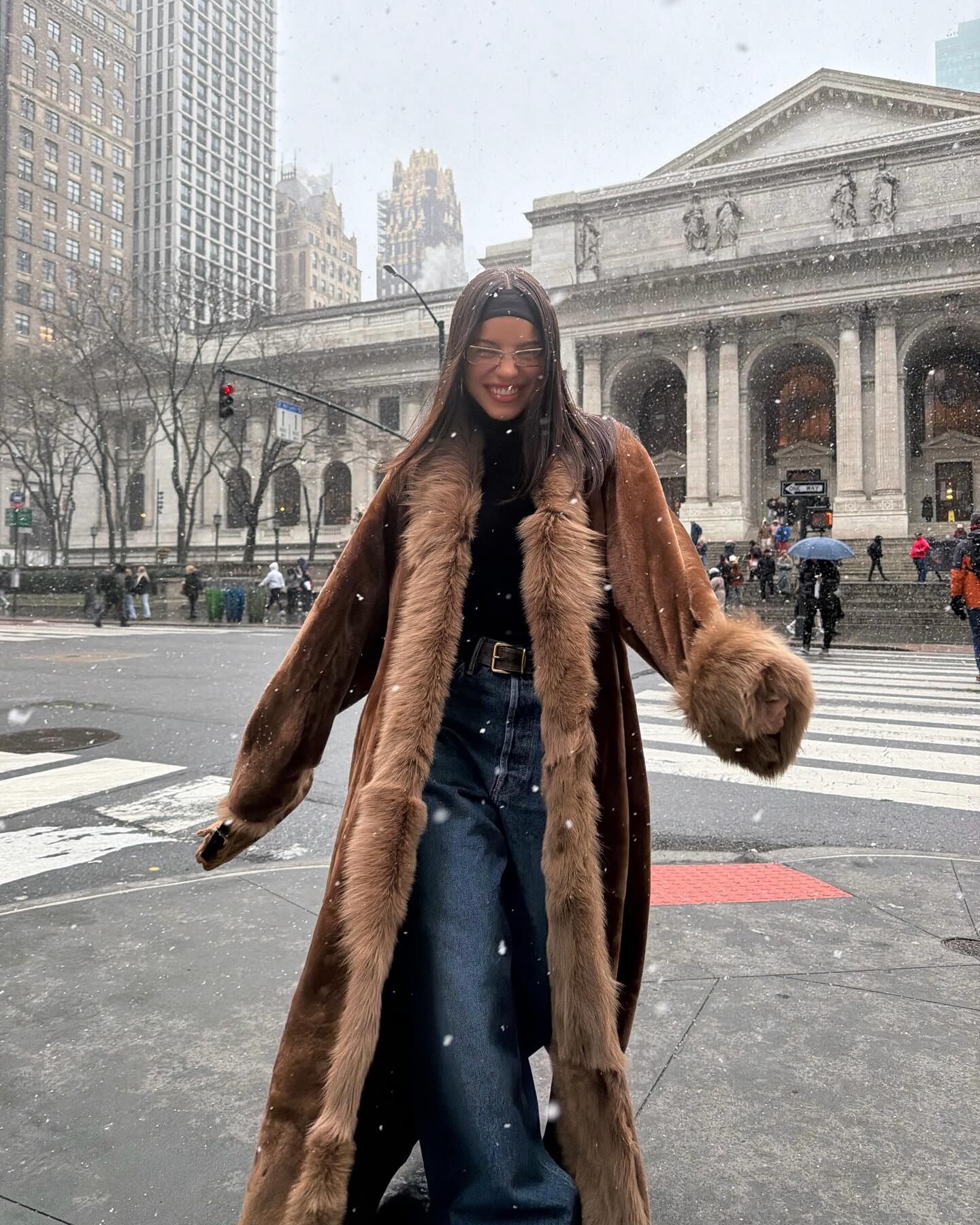 Sonriente, Emilia se dejó ver frente a la Biblioteca Pública de Nueva York, en plena nevada y vestida de tapado marrón