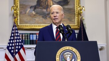 Biden califica de "indignante" la