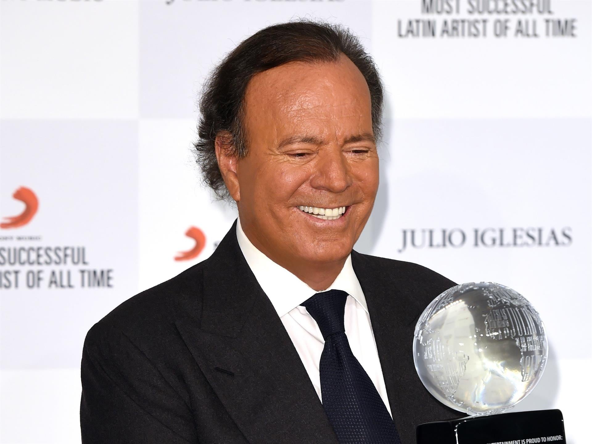 Julio Iglesias publica mensajes de ‘WhatsApp’ enviados por sus exempleadas para demostrar la «falsedad» de la denuncia
