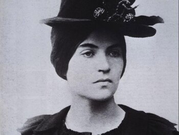 Mirada desafiante y belleza implacable: