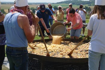 Fotos de la tortilla gigante cocinada el 22 de junio de 2025 (Juliacum)