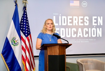 Fellows sostuvo que la educación debe preparar a las nuevas generaciones con creatividad, adaptación y pensamiento no convencional ante los desafíos del futuro./ (Embajada de Estados Unidos en El Salvador)