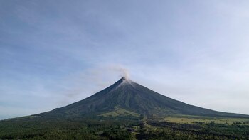 El volcán Mayon arroja emisiones