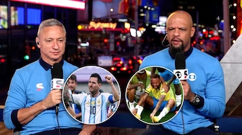 Dos hombres comentan frente a micrófonos, con fondos de luces de ciudad. Círculos muestran a Lionel Messi celebrando y a Neymar Jr. en el suelo con compañeros.